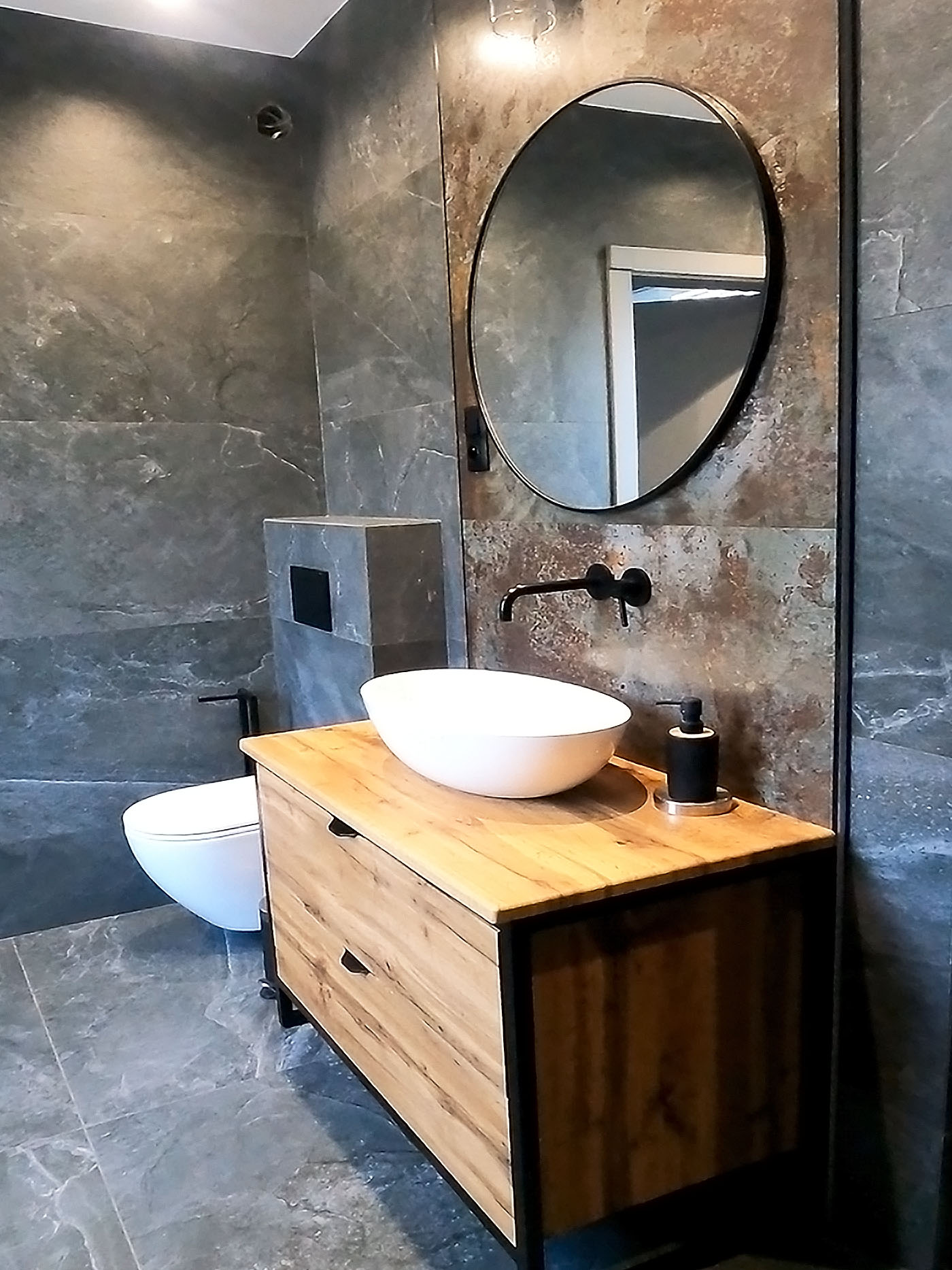 Ciemna łazienka z wanną wolnostojącą i nastrojowym oświetleniem LED – Nowy Dwór Mazowiecki