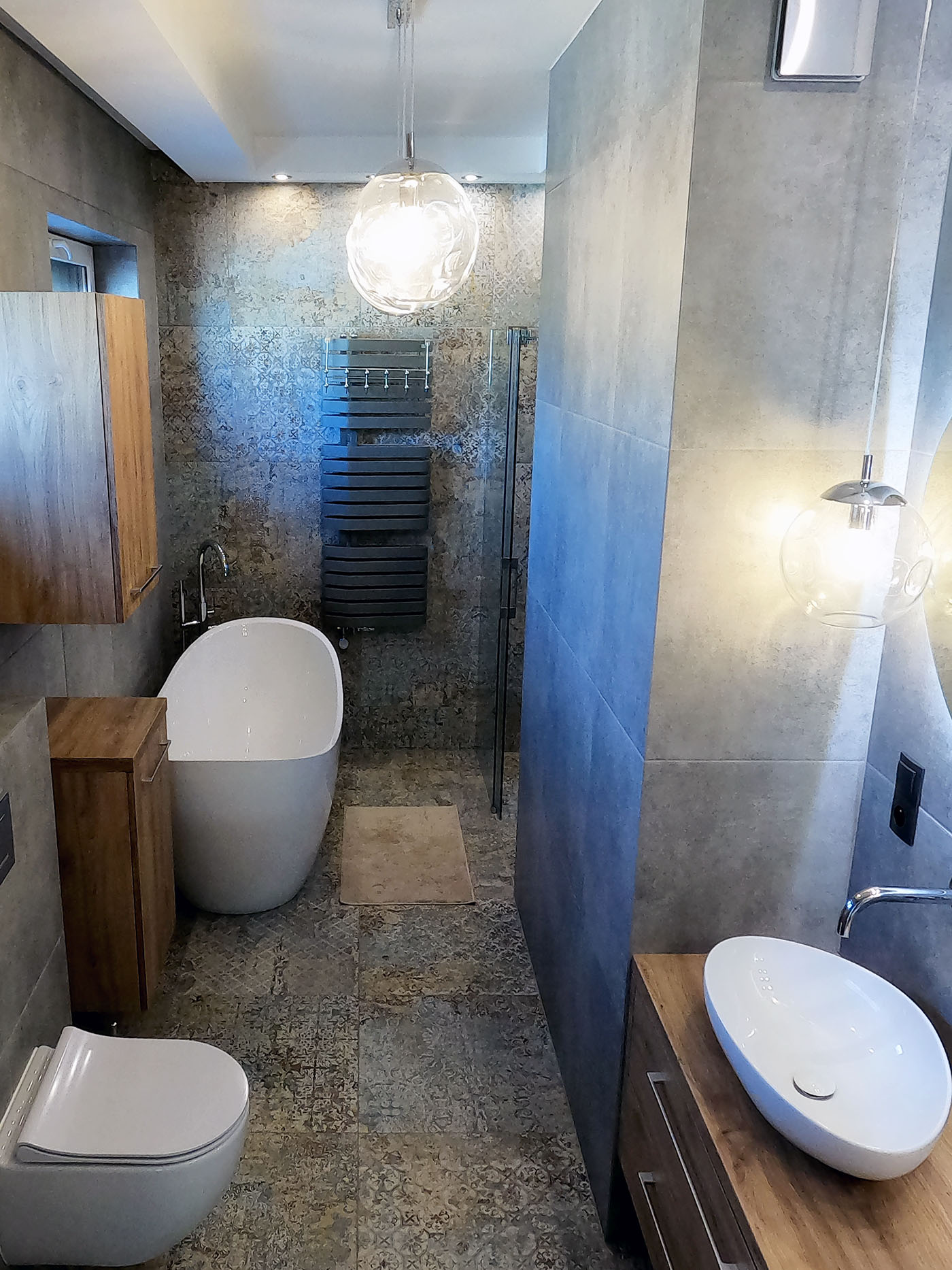 Nowoczesna łazienka z podwójną umywalką, wanną i prysznicem z odpływem liniowym – Warszawa