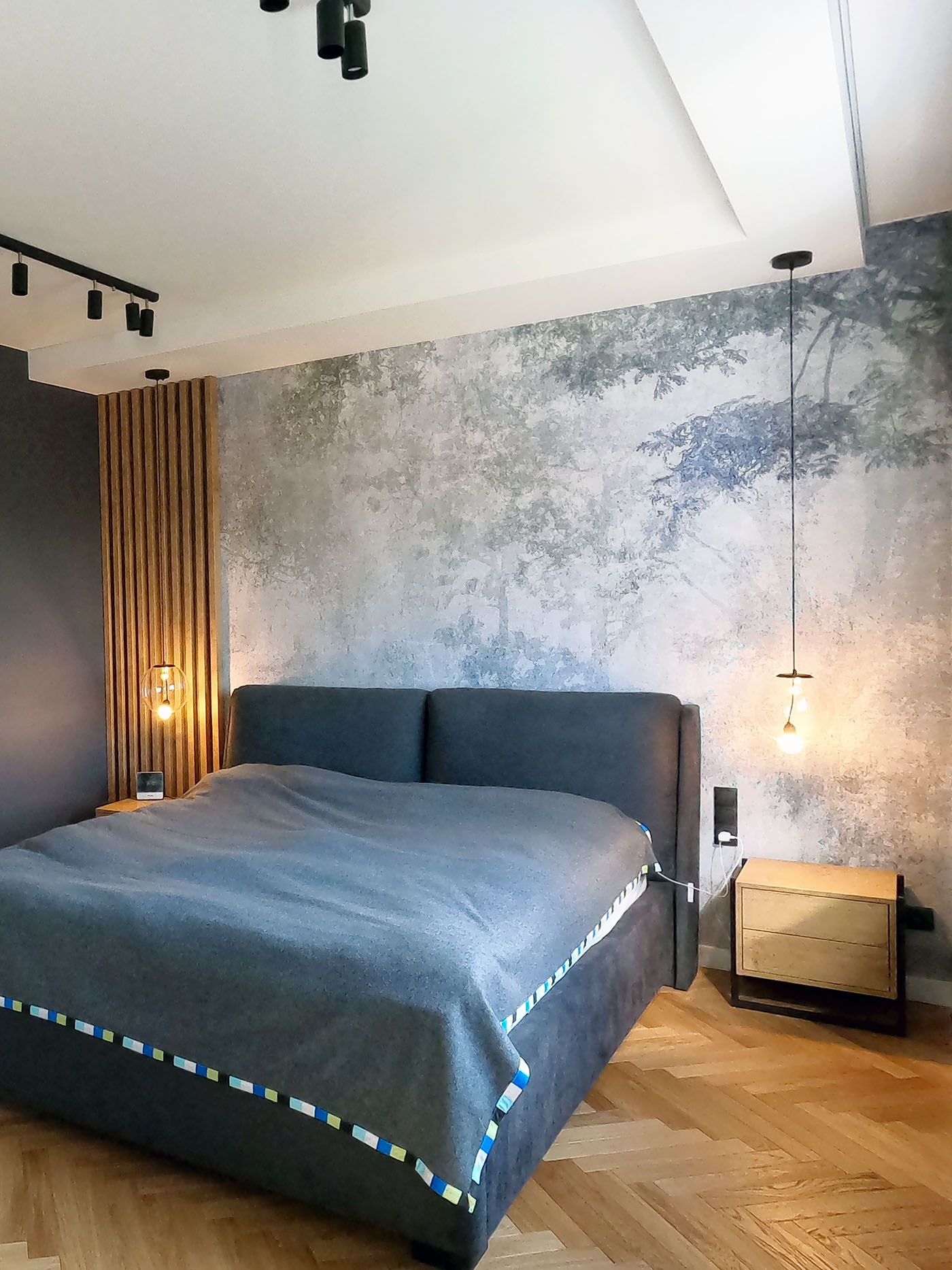 Sypialnia z fototapetą natury, lamelami i klimatycznym oświetleniem LED – Izabelin