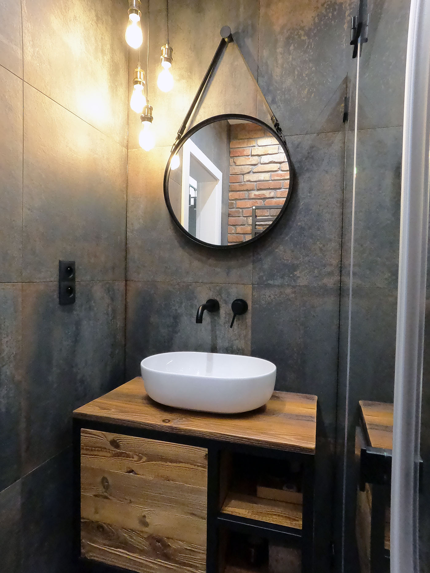 Rustykalna toaleta z prysznicem i odpływem liniowym – wykończenie wnętrza Warszawa