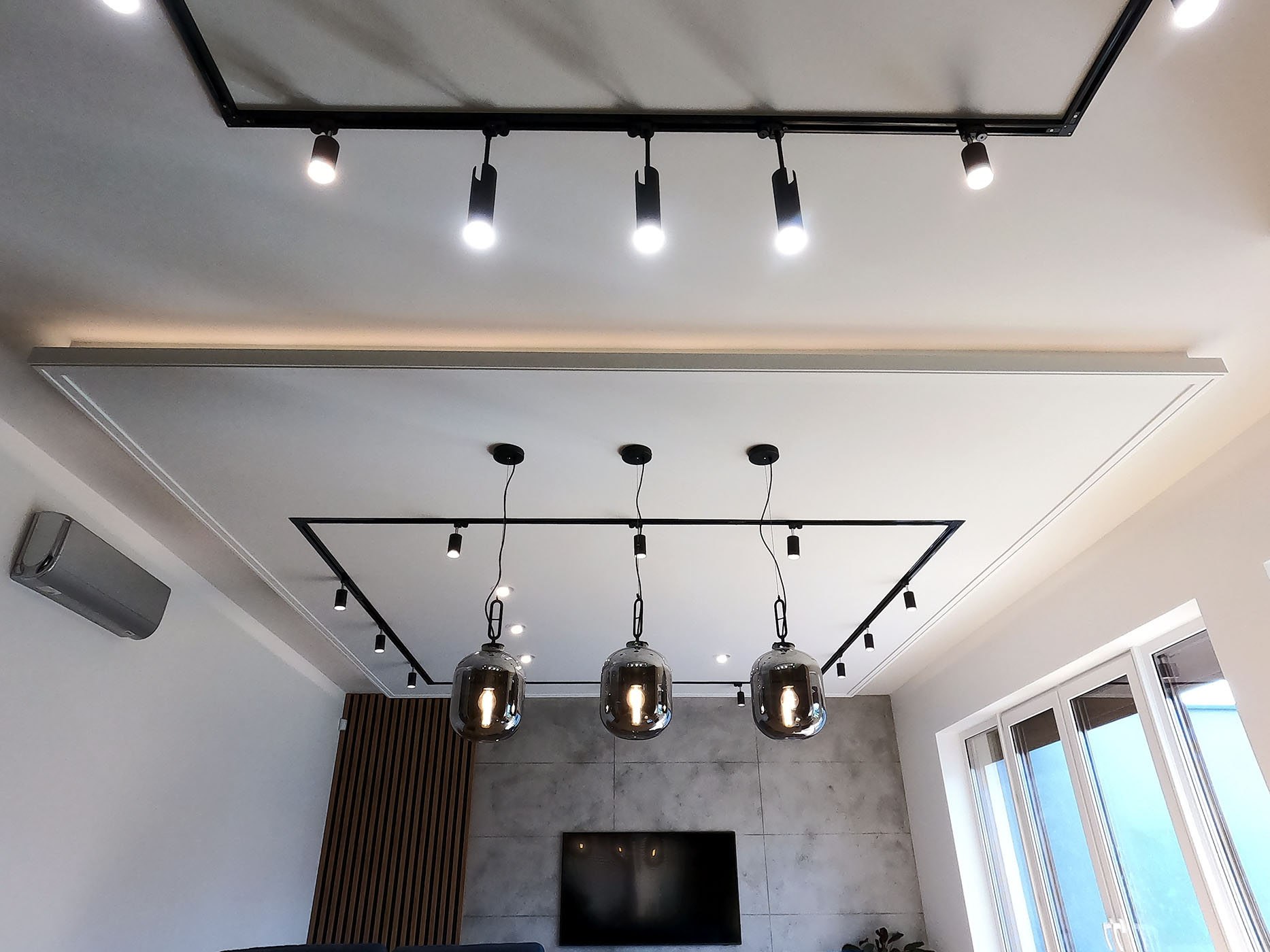 Kompleksowy remont mieszkania Warszawa – nowoczesny salon z kuchnią po wykończeniu pod klucz