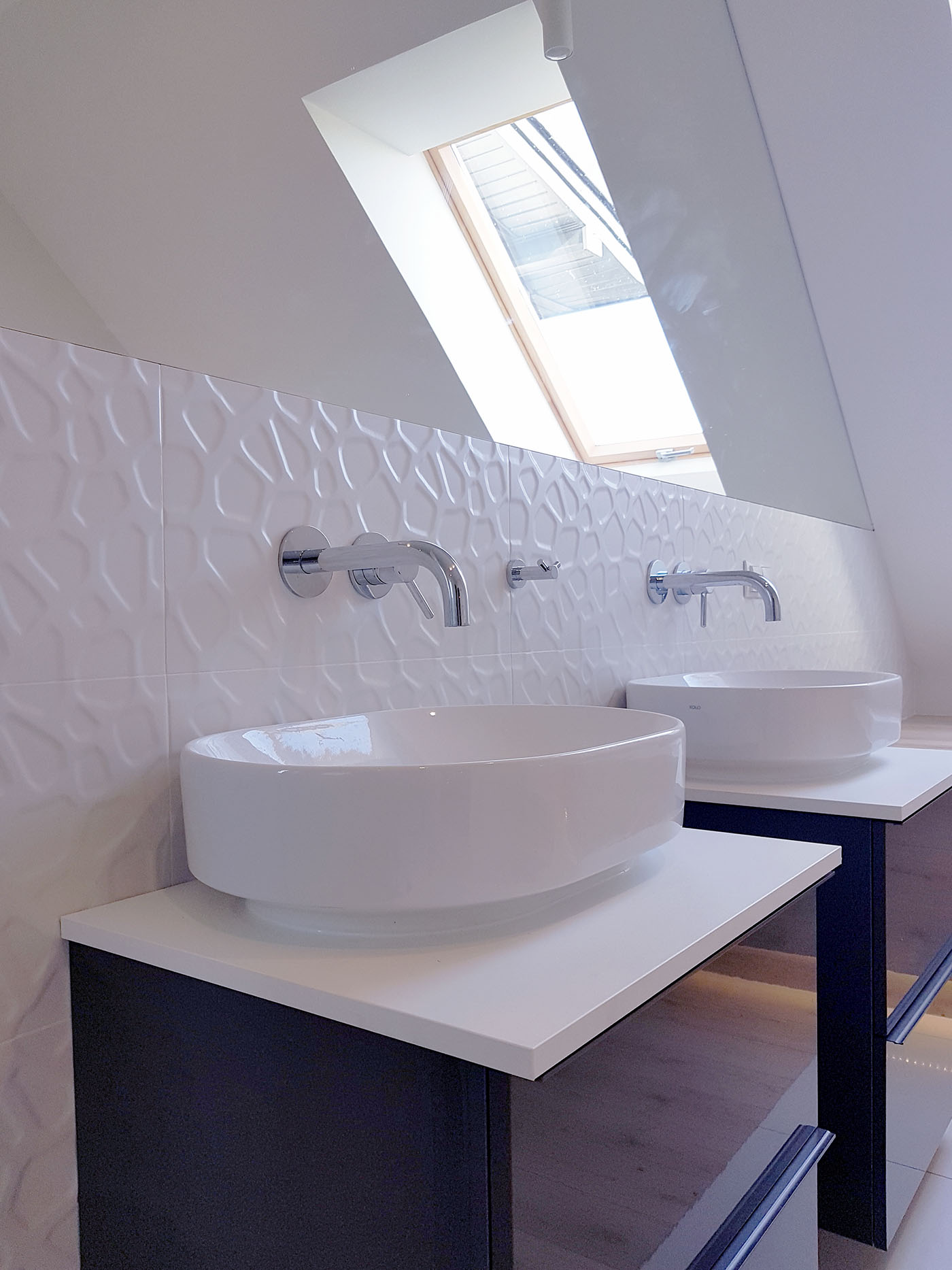 Podwójne umywalki nablatowe w nowoczesnej łazience na poddaszu – realizacja Stare Babice