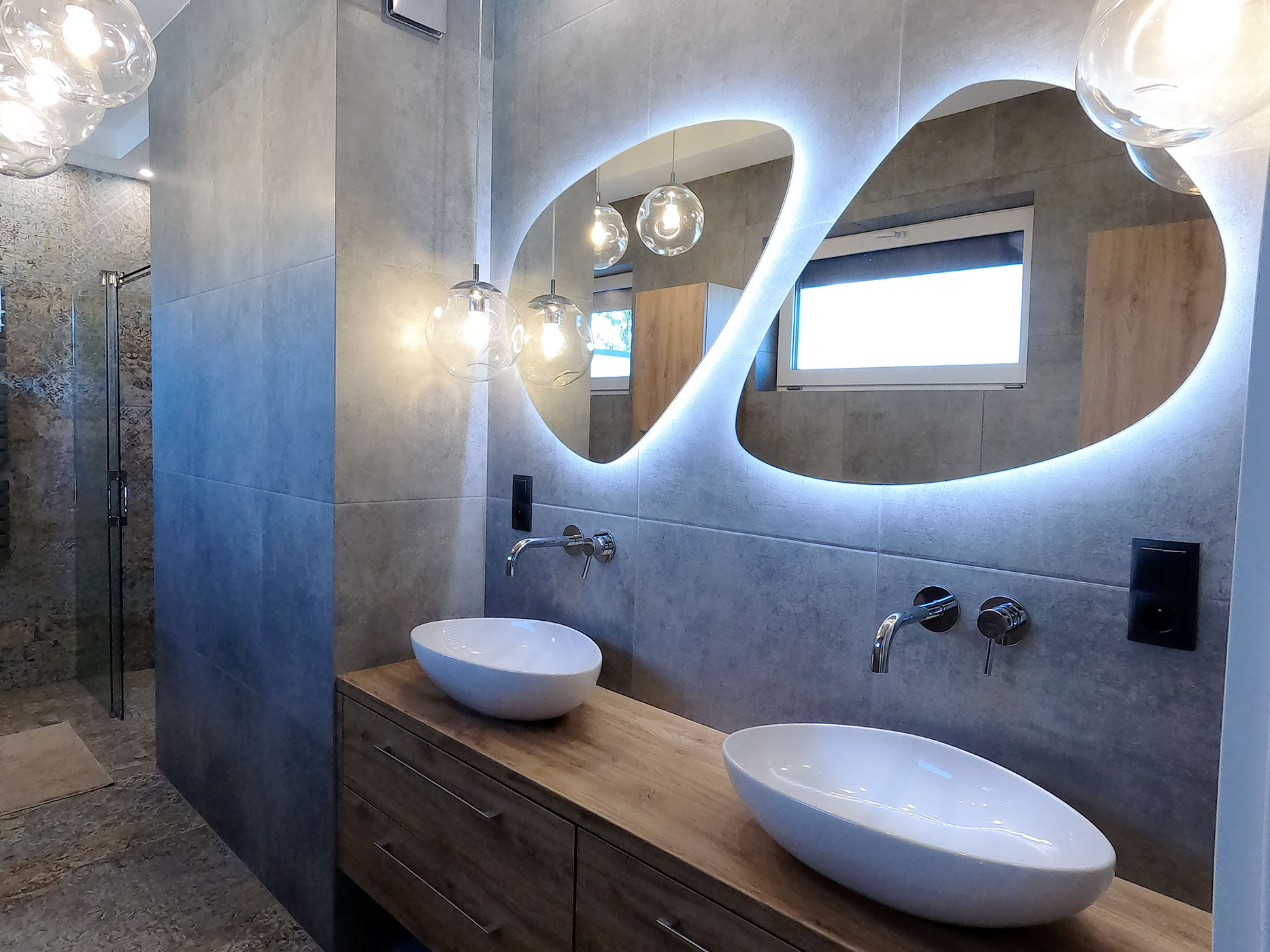 Prace glazurnicze Warszawa – nowoczesna łazienka z dużymi płytkami i zabudową podwójnej umywalki