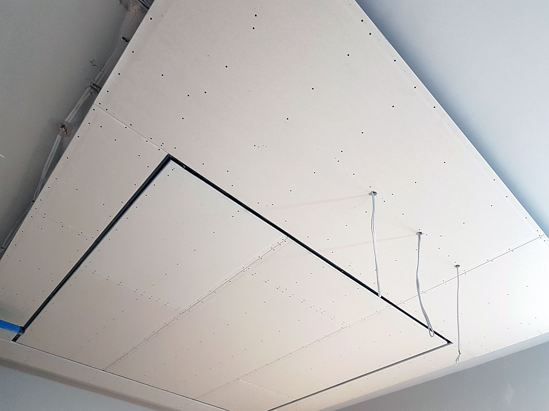 Prace wykończeniowe Warszawa – montaż zabudowy i przygotowanie ścian pod wykończenie