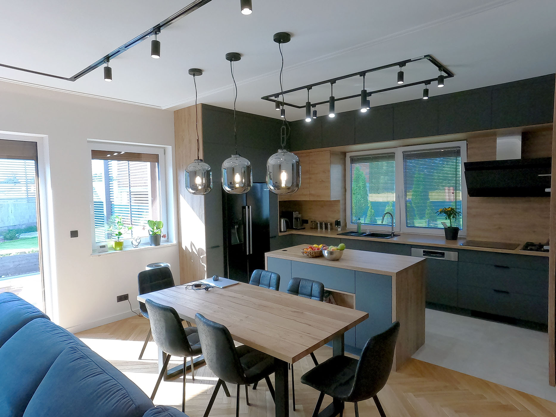 Nowoczesna kuchnia z jadalnią po remoncie mieszkania w Warszawie – wykończenie wnętrz pod klucz