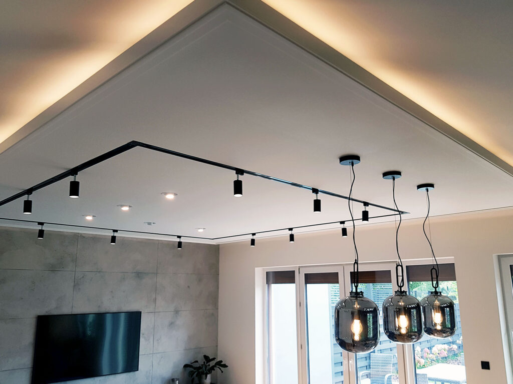 nowoczesne wykończenie wnętrza Warszawa – sufit podwieszany z oświetleniem LED