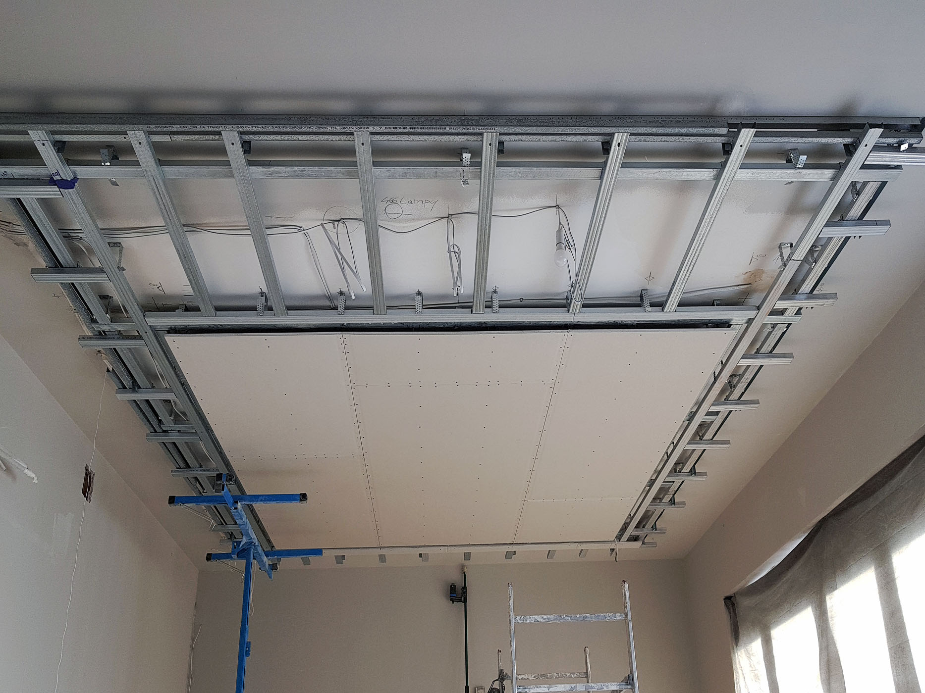 Remont mieszkania Warszawa w trakcie prac – przygotowanie instalacji i zabudowy