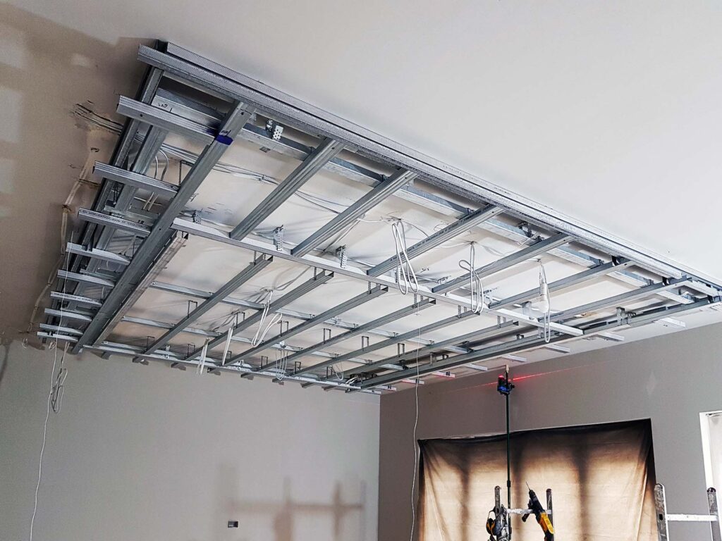 sufit podwieszany konstrukcja stelaża Warszawa – etap przed wykończeniem