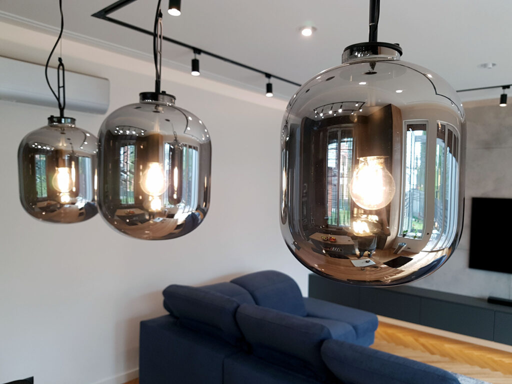 Wykończone mieszkanie Warszawa – gotowe wnętrze po remoncie z dbałością o detale, nowoczesne oświetlenie