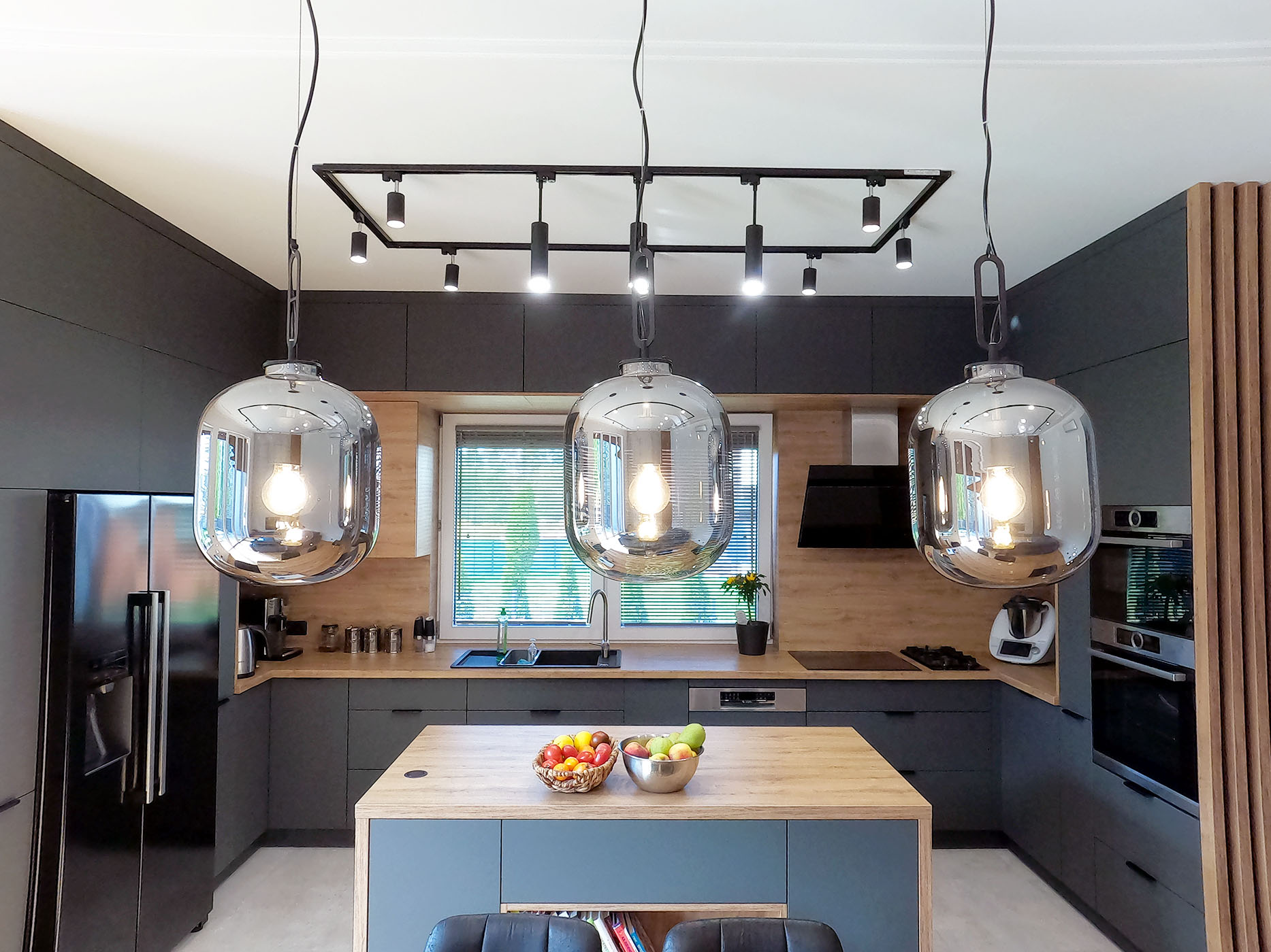 Wykończone wnętrze mieszkania Warszawa – salon z oświetleniem i zabudową na wymiar