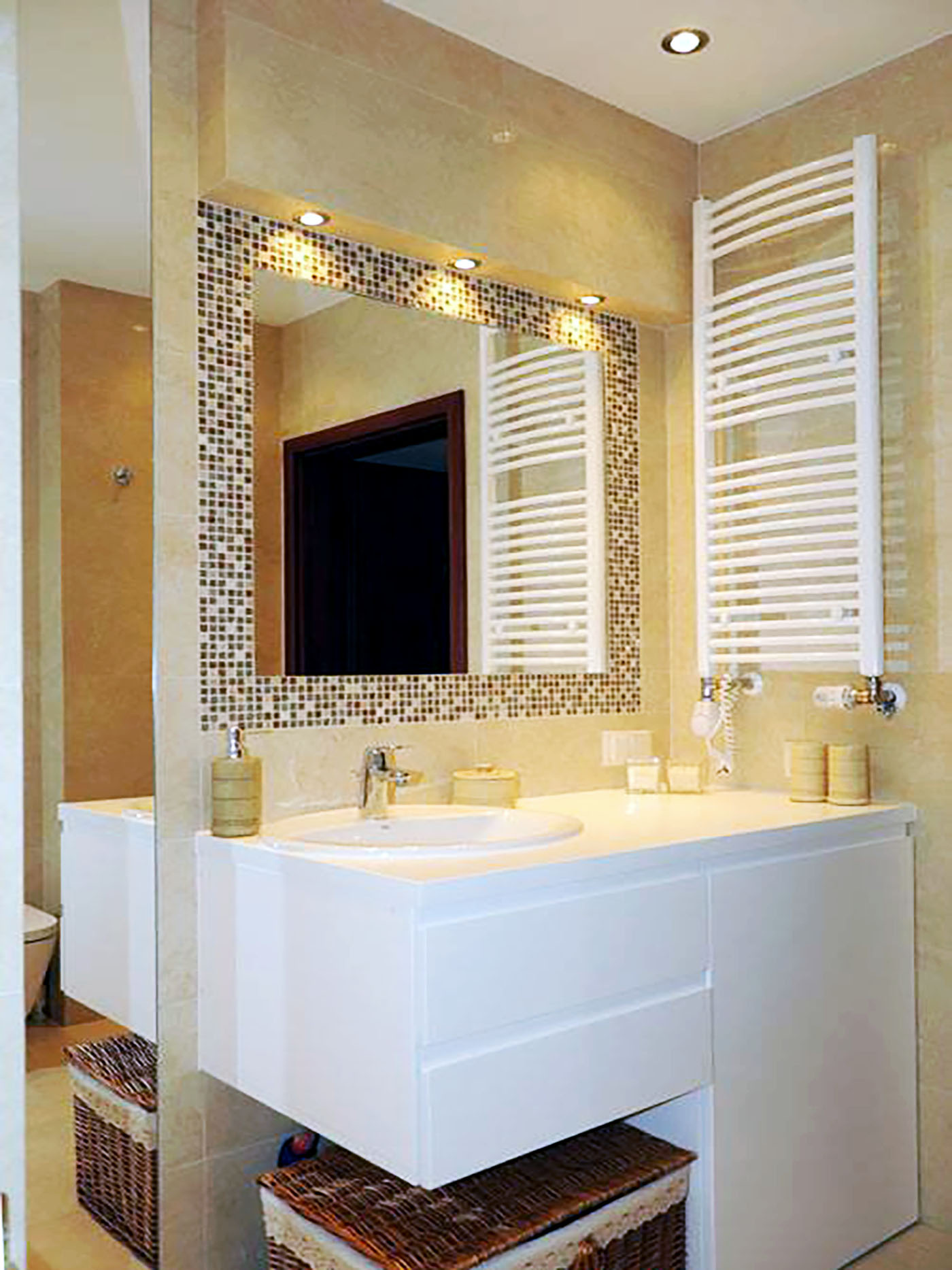 remont łazienki Łomianki – nowoczesne lustro i oświetlenie LED