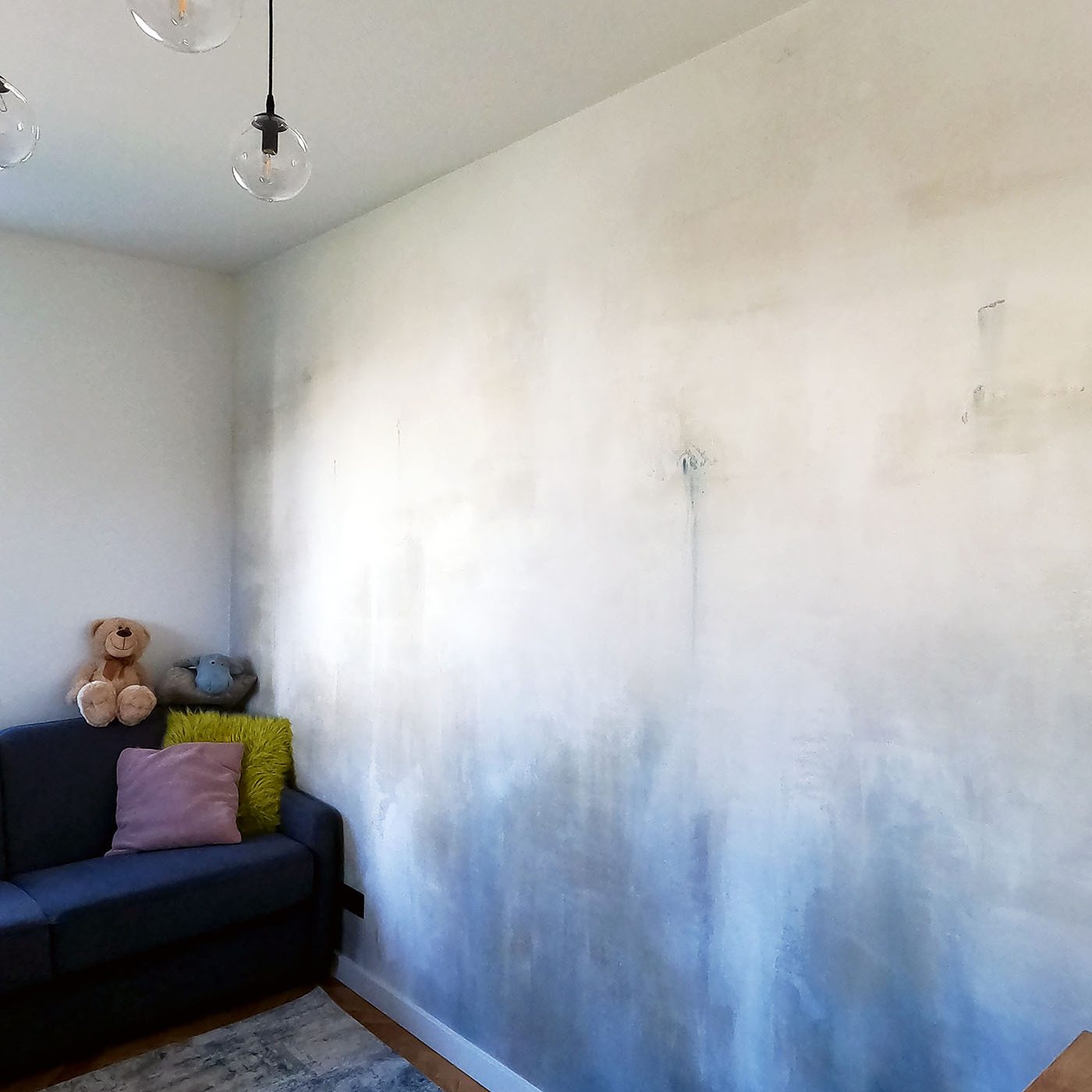 Nowoczesny pokój z betonem architektonicznym na ścianie i oświetleniem - Stare Babice